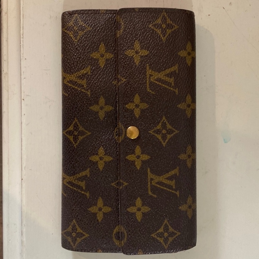 Comes with LV dust bag. Authenticated. Need gone for school tuition ASAP